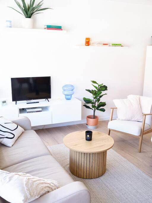 Hugo By The Harbor, Light-Filled And Centrally Located Apartment - Free Parking Ostend Luaran gambar