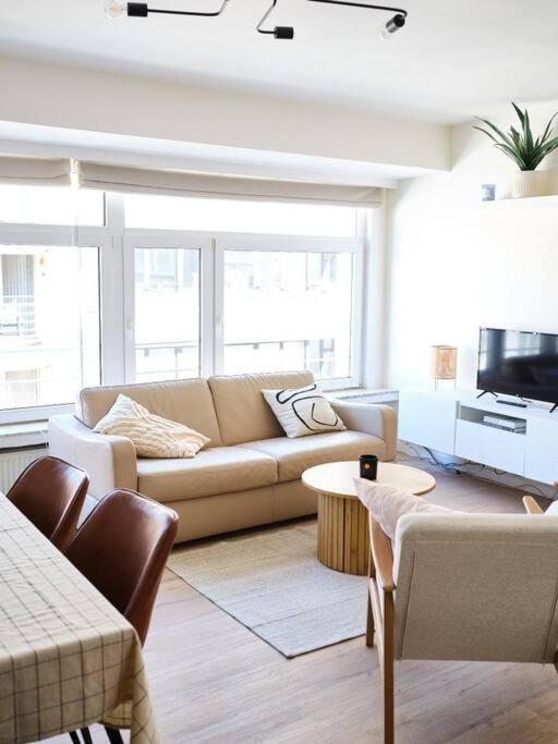 Hugo By The Harbor, Light-Filled And Centrally Located Apartment - Free Parking Ostend Luaran gambar